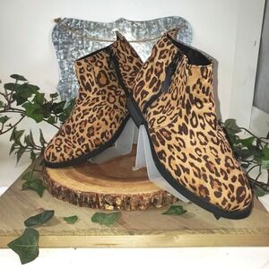 FOREVER21 Women's Leopard Print Zip Ankle boots Size 7 – flats (not heels)